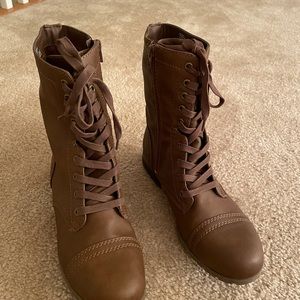 Brown all man made boots with side zipper.